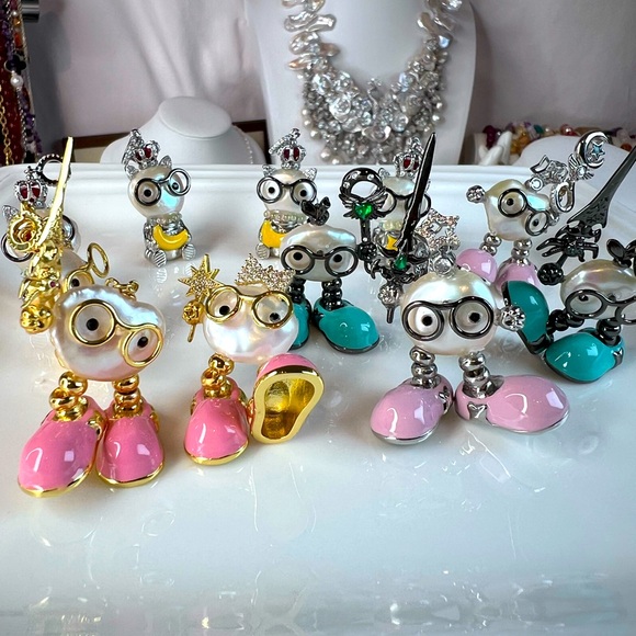 Jewelry - Handmade Freshwater Pearl “Little People” 🤓